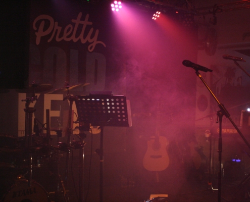 Bühne vor dem Auftritt der Pop Rock Soul Coverband Pretty COLD KEYS