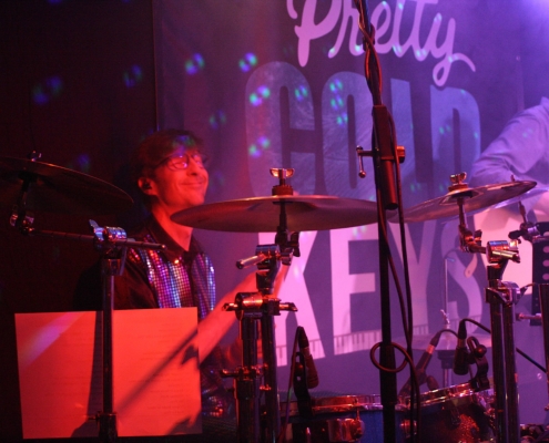 Andi am Schlagzeug bei einem Live-Auftritt von Pretty COLD KEYS