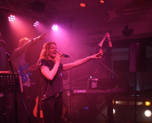 Marleen, Ecki und Holger von Pretty COLD KEYS feiern mit dem Publikum