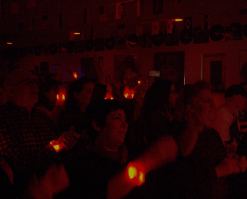 Publikum mit Leuchtarmbändern bei einem Konzert von Pretty COLD KEYS
