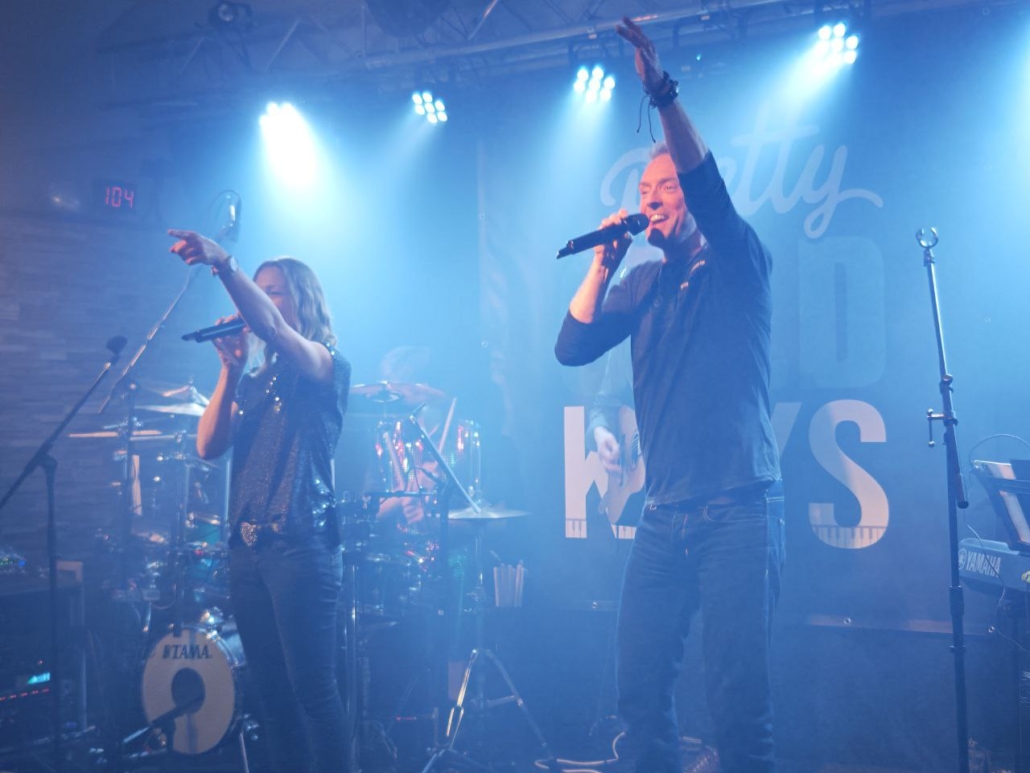 Coverband bei Live-Auftritt in Springe mit Marleen und Holger auf der Bühne