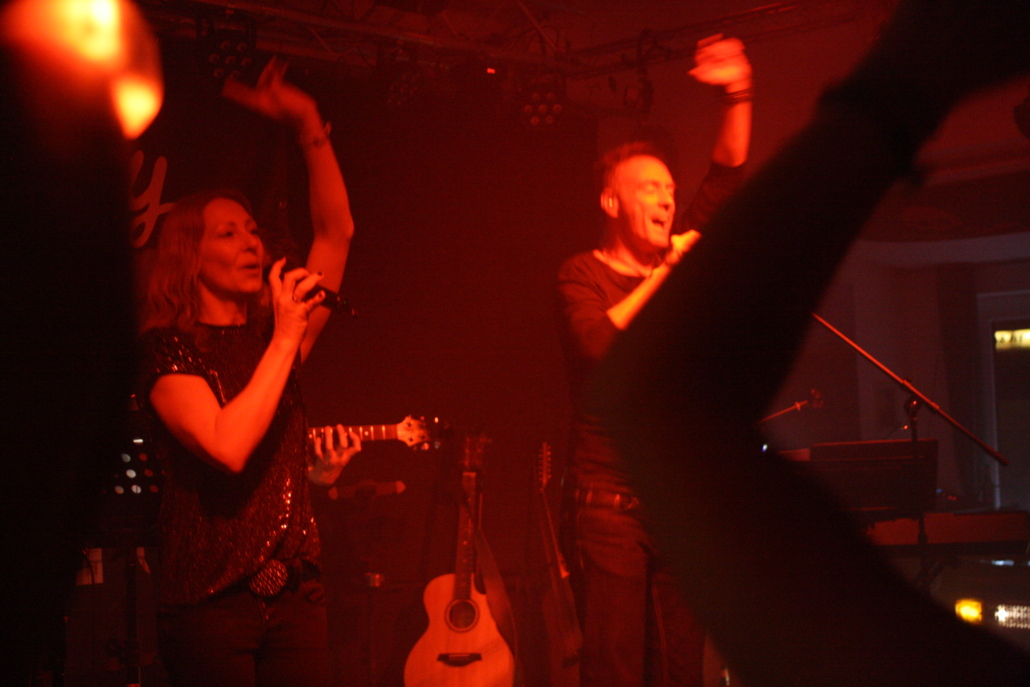 Sängerin Marleen und Sänger Holger bei einem Live-Auftritt von Pretty COLD KEYS